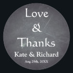 Sticker Rond Vintage Chalkboard amour et Merci Favoriser<br><div class="desc">C'est le style vintage Love and Thanks Favor Chalkboard Mariage Sticker. Ce stickers de faveur de mariage est un "Amour et Merci" avec un monogramme des noms de mariée et de mariée et date de mariage et avec une apparence de craie blanche douce sur un arrière - plan de tableau...</div>