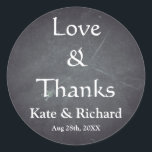Sticker Rond Vintage Chalkboard amour et Merci Favoriser<br><div class="desc">C'est le style vintage Love and Thanks Favor Chalkboard Mariage Sticker. Ce stickers de faveur de mariage est un "Amour et Merci" avec un monogramme des noms de mariée et de mariée et date de mariage et avec une apparence de craie blanche douce sur un arrière - plan de tableau...</div>