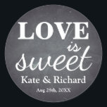 Sticker Rond Vintage Chalkboard Love is Sweet Mariage<br><div class="desc">C'est un style vintage L'amour est Mariage doux. Ce stickers de faveur de mariage est un "L'amour est doux" avec un monogramme des noms de mariée et de mariée et date mariage et avec une apparence de craie blanche douce sur un arrière - plan de tableau noir rustique avec un...</div>
