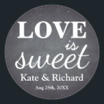 Sticker Rond Vintage Chalkboard Love is Sweet Mariage<br><div class="desc">C'est un style vintage L'amour est Mariage doux. Ce stickers de faveur de mariage est un "L'amour est doux" avec un monogramme des noms de mariée et de mariée et date mariage et avec une apparence de craie blanche douce sur un arrière - plan de tableau noir rustique avec un...</div>