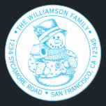 Sticker Rond Vintage Christmas SnowMan Blue Ink Adresse de reto<br><div class="desc">autocollant d'adresse de retour de la famille de Noël avec votre nom et adresse en encre bleue typographie stylisée avec un joli bonhomme de neige de Noël dessiné à la main sur un arrière - plan blanc. Ajoutez simplement votre nom et votre adresse. Conçu exclusivement pour vous par Happy Dolphin...</div>