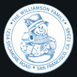 Sticker Rond Vintage Christmas SnowMan Blue Ink Adresse de reto<br><div class="desc">autocollant d'adresse de retour de la famille de Noël avec votre nom et adresse en encre bleue typographie stylisée avec un joli bonhomme de neige de Noël dessiné à la main sur un arrière - plan blanc. Ajoutez simplement votre nom et votre adresse. Conçu exclusivement pour vous par Happy Dolphin...</div>