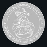Sticker Rond Vintage Christmas SnowMan Grey Adresse de retour<br><div class="desc">sticker d'adresse de retour de la famille de Noël avec votre nom et adresse dans la typographie stylisée avec un joli bonhomme de neige de Noël dessiné à la main sur un arrière - plan gris. Ajoutez simplement votre nom et votre adresse. Conçu exclusivement pour vous par Happy Dolphin Studio....</div>