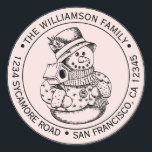 Sticker Rond Vintage Christmas SnowMan rose Adresse de retour<br><div class="desc">sticker d'adresse de retour de la famille de Noël avec votre nom et adresse en typographie élégante avec un joli bonhomme de neige de Noël dessiné à la main sur un arrière - plan rose pastel. Ajoutez simplement votre nom et votre adresse. Conçu exclusivement pour vous par Happy Dolphin Studio....</div>