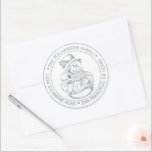 Sticker Rond Vintage Christmas SnowMan Silver Adresse de retour<br><div class="desc">autocollant d'adresse de retour de la famille de Noël avec votre nom et adresse en encre argentée typographie stylisée avec un joli bonhomme de neige de Noël dessiné à la main sur un arrière - plan blanc. Ajoutez simplement votre nom et votre adresse. Conçu exclusivement pour vous par Happy Dolphin...</div>