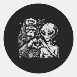 Sticker Rond Vintage Funny Bigfoot Et Alien Coeur Signe main