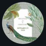 Sticker Rond Vintage Peacock Feather Tropical Greenery Mariage<br><div class="desc">Un design vintage d'oiseau paon avec verdure tropicale et motif damassé arrière - plan. Ce design est idéal pour toutes les saisons. Un design aquarelle élégant dans un thème contemporain. Un élégant autocollant de mariage avec des plumes de paon glorieuses et des éléments modernes. Des invitations de mariage et d'autres...</div>