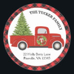 Sticker Rond Vintage Red Christmas Truck Buffalo Adresse Plaid<br><div class="desc">Cette étiquette d'adresse de retour rustique présente notre propre camion rouge d'inspiration vintage, portant un sapin de Noël accentué de plaid de buffle ! Cliquez sur le bouton personnaliser pour plus de flexibilité dans l'ajout/modification du texte et/ou des graphiques ! Des variantes de cette conception ainsi que des produits de...</div>