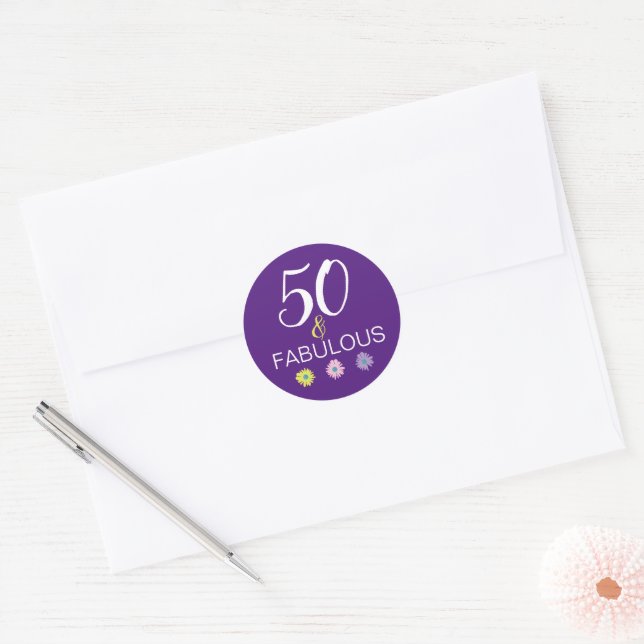 Sticker Rond Violet 50 et Daisy amusante et fabuleuse (Enveloppe)