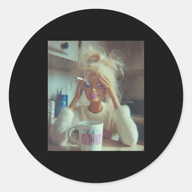 Sticker Rond Visage de poupée dégoûtant drôle Mème Fumer Triste (Devant)