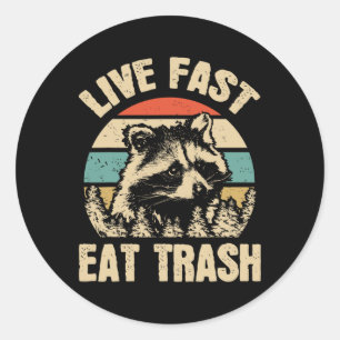 Sticker Rond Vivez vite, mangez des déchets, drôle de raton lav