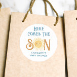 Sticker Rond Voici Le Baby shower Fils<br><div class="desc">Cet autocollant de baby shower de garçon mignon présente le texte "Here Comes The Son" en typographie bleu et marron avec un soleil d'aquarelle jaune souriant. Facile à personnaliser. Aquarelle originale © Michele Davies.</div>