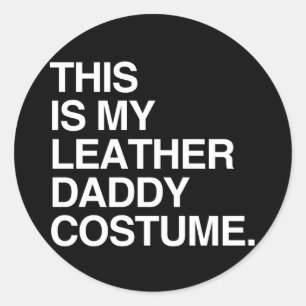 Sticker Rond VOICI MON CUIR DADDY COSTUME.png
