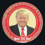 Sticker Rond Votre texte/couleur Donald Trump Christmas Wreath<br><div class="desc">Entrez dans l'esprit de fête avec ces autocollants de Noël entièrement personnalisables de Donald Trump. Cette conception comprend une photo souriante du président Trump entourée d'un ancien motif de couronne doré. Le texte modifiable en bas est en blanc par défaut. La couleur ovale par défaut de l'arrière - plan est...</div>
