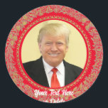 Sticker Rond Votre texte/couleur Donald Trump Christmas Wreath<br><div class="desc">Entrez dans l'esprit de fête avec ces autocollants de Noël entièrement personnalisables de Donald Trump. Cette conception comprend une photo souriante du président Trump entourée d'un ancien motif de couronne doré. Le texte modifiable en bas est en blanc par défaut. La couleur ovale par défaut de l'arrière - plan est...</div>
