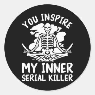 Sticker Rond Vous inspirez mon tueur en série intérieur salle d