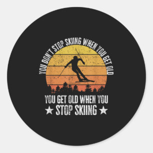 Sticker Rond Vous ne cessez pas de skier quand vous vieillissez