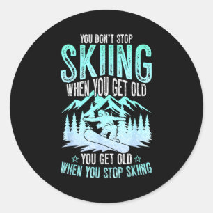Sticker Rond Vous ne cessez pas de skier quand vous vieillissez