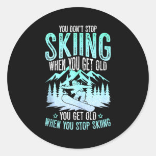 Sticker Rond Vous ne cessez pas de skier quand vous vieillissez