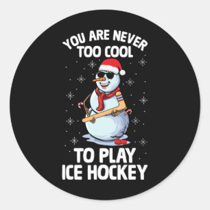 Sticker Rond Vous n'êtes jamais trop cool pour jouer au hockey 