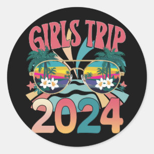 Sticker Rond Voyage de filles Groovy 2024 Week-end Été Plage 