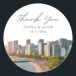 Sticker Rond Waikiki Beach Hawaii Wedding Favor Photo Merci<br><div class="desc">Découvrez la beauté de Waikiki et ajoutez un peu de style à votre décor d'évènement mariage. Customisez avec vos noms et votre date.</div>