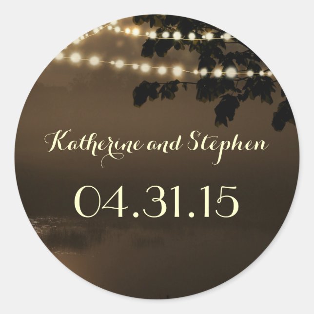 Sticker Rond Waterfront Rustic String Lumières Arbres Mariage (Devant)