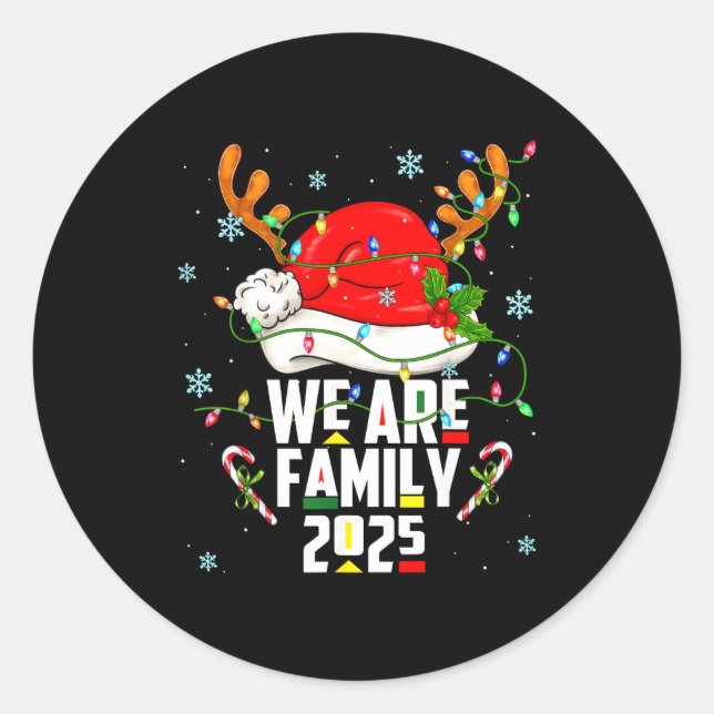 Sticker Rond We Are Family 2025 Black Christmas Tree Santa Pjs  (Devant)