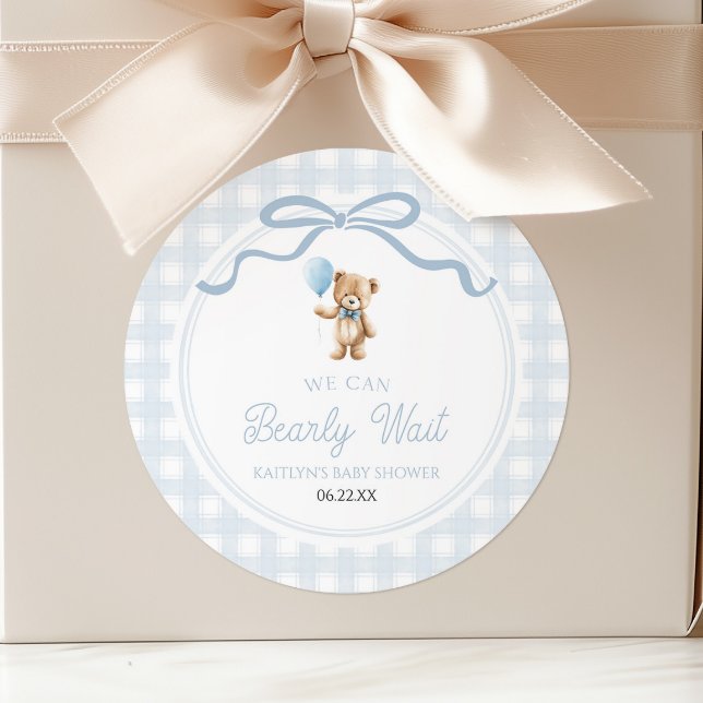 Sticker Rond We Can Bearly Wait Blue Teddy Bear Baby Shower (Créateur téléchargé)