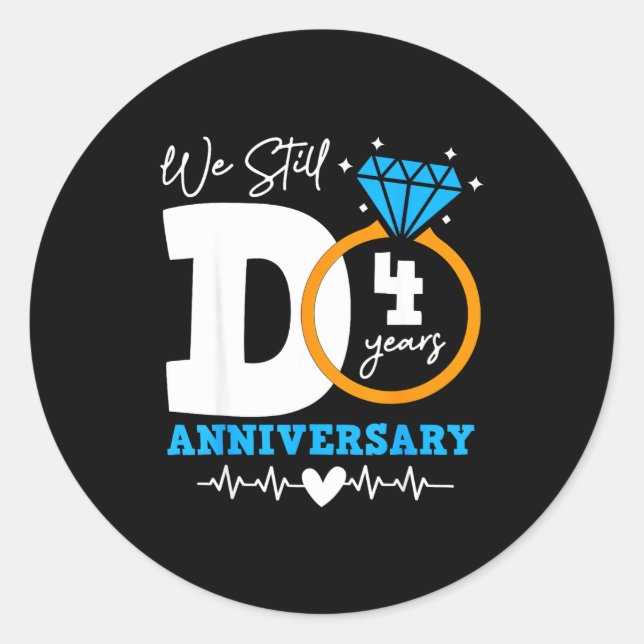 Sticker Rond We Still Do 4 Years Funny Couple 4th Wedding Anniv (Devant)