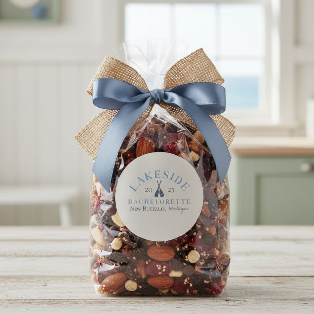 Sticker Rond Week-end de filles au bord du lac Classique (Kick back at the lake with this coastal Classic Lake Bachelorette Girls Weekend Sticker!)