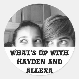 Sticker Rond What's Up with Hayden et Allexa