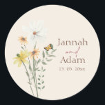 Sticker Rond Whimsical Daisy Fleur sauvage jaune<br><div class="desc">Sticker rond classique Fleur sauvage Jaune - Ajoutez une touche de fantaisie avec cet autocollant rond avec marguerites dessinées à la main et fleurs sauvages doux dans les tons jaune et pêche. Parfait pour sceller des enveloppes, des faveurs de fête ou des sacs-cadeaux, il apporte un charme floral délicat aux...</div>