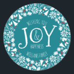 Sticker Rond White Christmas Wreath Joy Texte Modèle<br><div class="desc">Élégant autocollant de vacances personnalisable. Une couronne blanche aux accents rouges faite de symboles de Noël,  sur un arrière - plan bleu-vert. Tout le texte est personnalisable.</div>