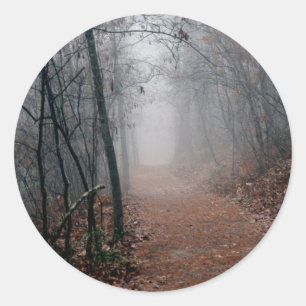 Sticker Rond Winters Fog - Pas de fin en vue sur le sentier Cad