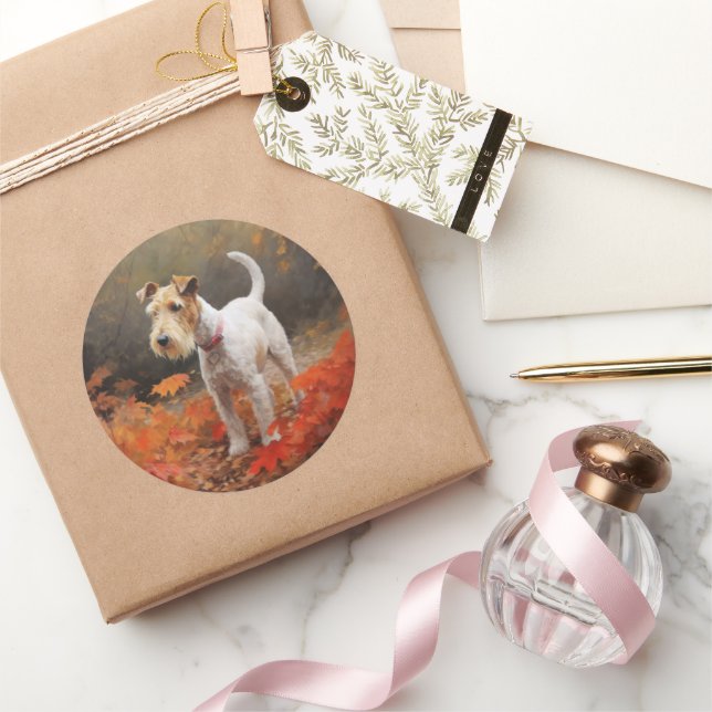 Sticker Rond Wirefox Terrier dans les feuilles d'automne qui to (Cadeaux)
