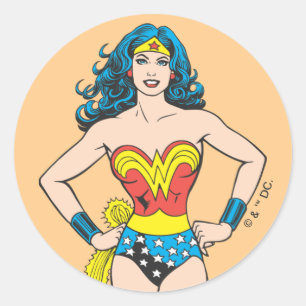 Sticker Rond Wonder Woman tient sur les hanches