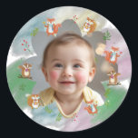 Sticker Rond Woodland First Christmas Décor photo<br><div class="desc">Célébrez une étape magique avec cet adorable Sticker de Noël personnalisé,  avec des créatures douces en bois et la photo de votre bébé dans la forêt! Renards ludiques,  écureuils et verdure festive sur un arrière - plan d'aquarelle douce.</div>