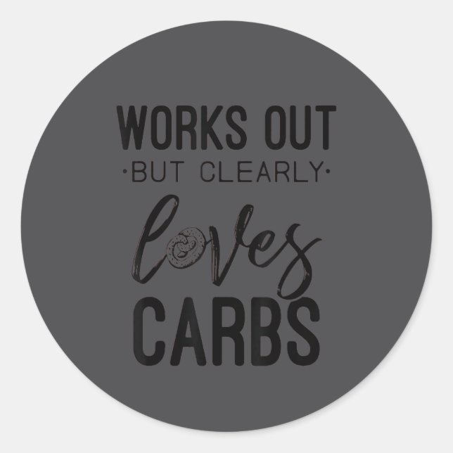 Sticker Rond Works Out But Clearly Loves Carbs Funny Workout Mo (Devant)