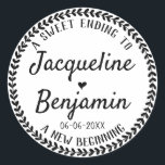 Sticker Rond Wreath Rustique Sweet Terminant nouveau Mariage de<br><div class="desc">Cet autocollant de mariage de remerciement est parfait pour votre bonbon ou bar de dessert customisé faveurs de mariage. Le design comporte un accent de couronne avec les mots "Un début doux à un nouveau début" dans une police rustique moderne. Les noms (en typographie de script) peuvent être facilement customisés....</div>