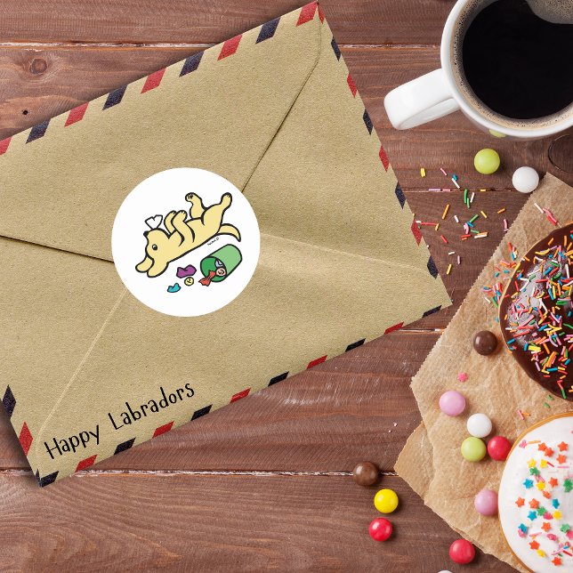 Sticker Rond Yellow Mischier, oeil latéral du Labrador (Funny Side Eye Yellow Labrador Cartoon Sticker for Labrador Owners.  Created by Naomi Ochiai.)