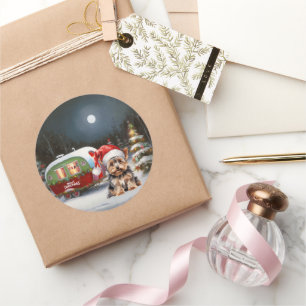 Sticker Rond Yorkshire Terrier Caravan Christmas Adventure