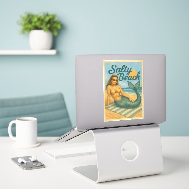 Sticker Salty Beach Pin-Up Mermaid -Retro Coastal Life Art (Ordinateur portable sur le bureau)