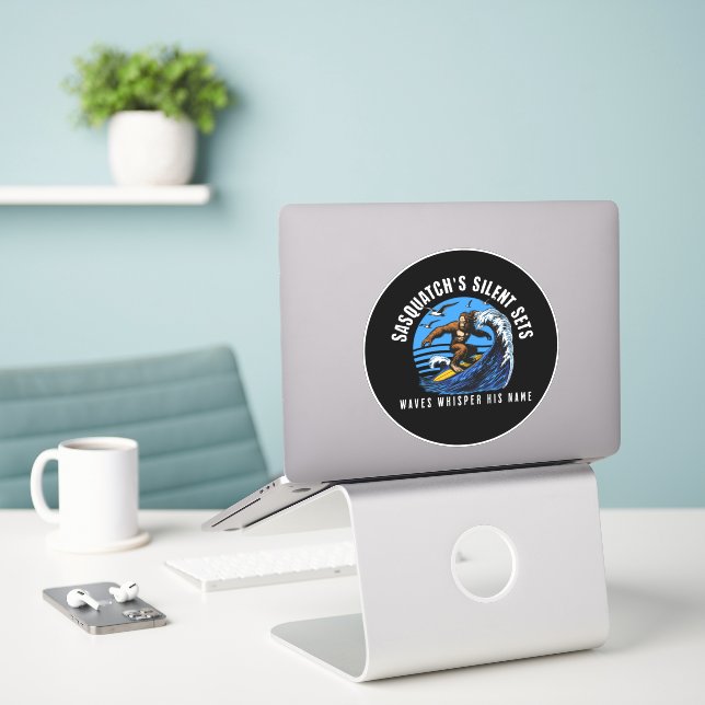 Sticker Sasquatch's Silent Sets Surfing Bigfoot Black (Ordinateur portable sur le bureau)