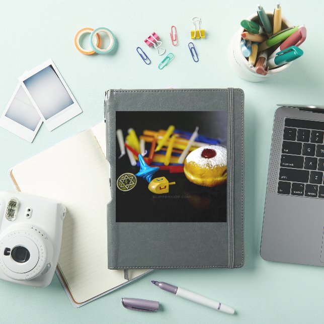 Sticker SlipperyJoe nature morte symbolique de Hanukkah fê (Couverture iPad)