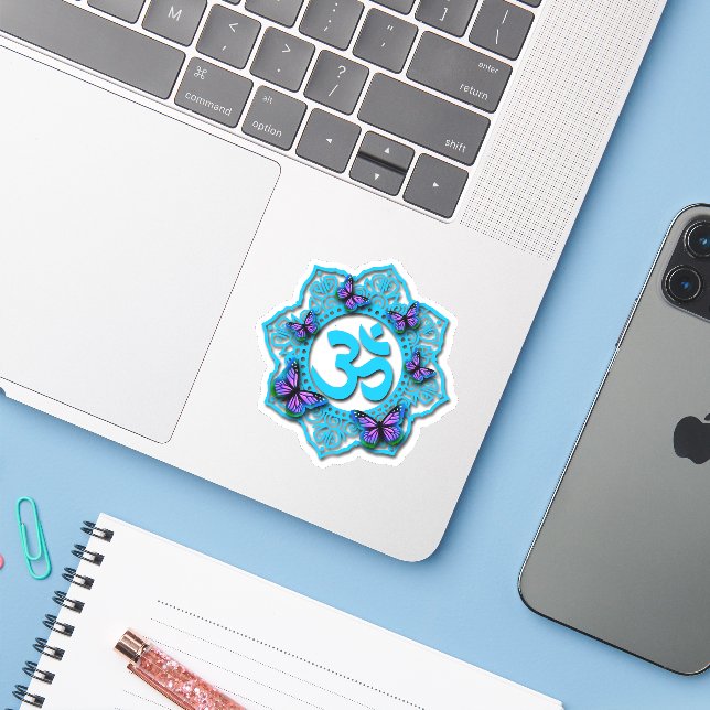 Sticker Style mandala bleu ohm avec papillons violets (Ordinateur portable avec iPhone)