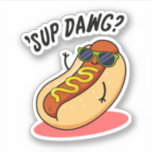 Sticker Sup Dawg Funny Hot Dog Pun<br><div class="desc">Sup Dawg Funny Hot Dog Pun présente un cool à l'allure mignonne dans ses lunettes de soleil en vous saluant avec un sup dawg. Funny Pun cadeau pour la famille et les amis qui aiment les puns hot dog.</div>