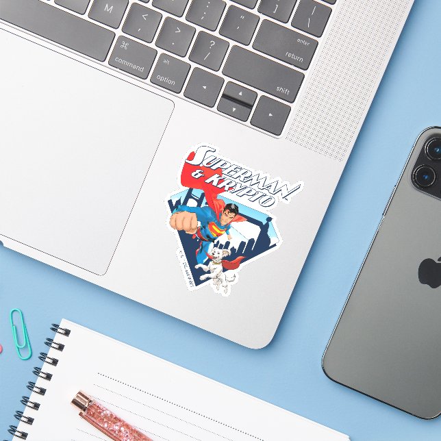 Sticker Superman & Krypto Soar (Ordinateur portable avec iPhone)