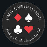 Sticker sur mesure Las Vegas Noir Rouge et Blanc<br><div class="desc">Les costumes de cartes rouges et blanches sont entourés de texte personnalisable,  ce qui rend ces autocollants ronds noirs parfaits pour toutes sortes de projets et d'occasions. Utilisez-les pour des faveurs étiquettes pour les clients mariages,  pour fermer des enveloppes et plus encore.</div>