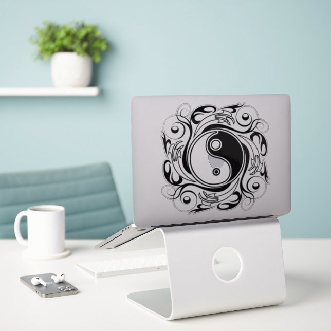 Sticker Symbole Yin & Yang Tatouage Noir et Blanc (Ordinateur portable sur le bureau)